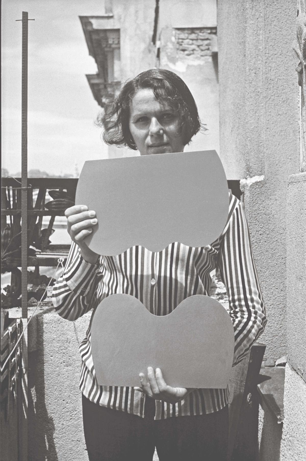 Ilona Keserü, 1977, photo : János Major. Photo Courtesy Stephen Friedman Gallery, London and Kisterem, Budapest.