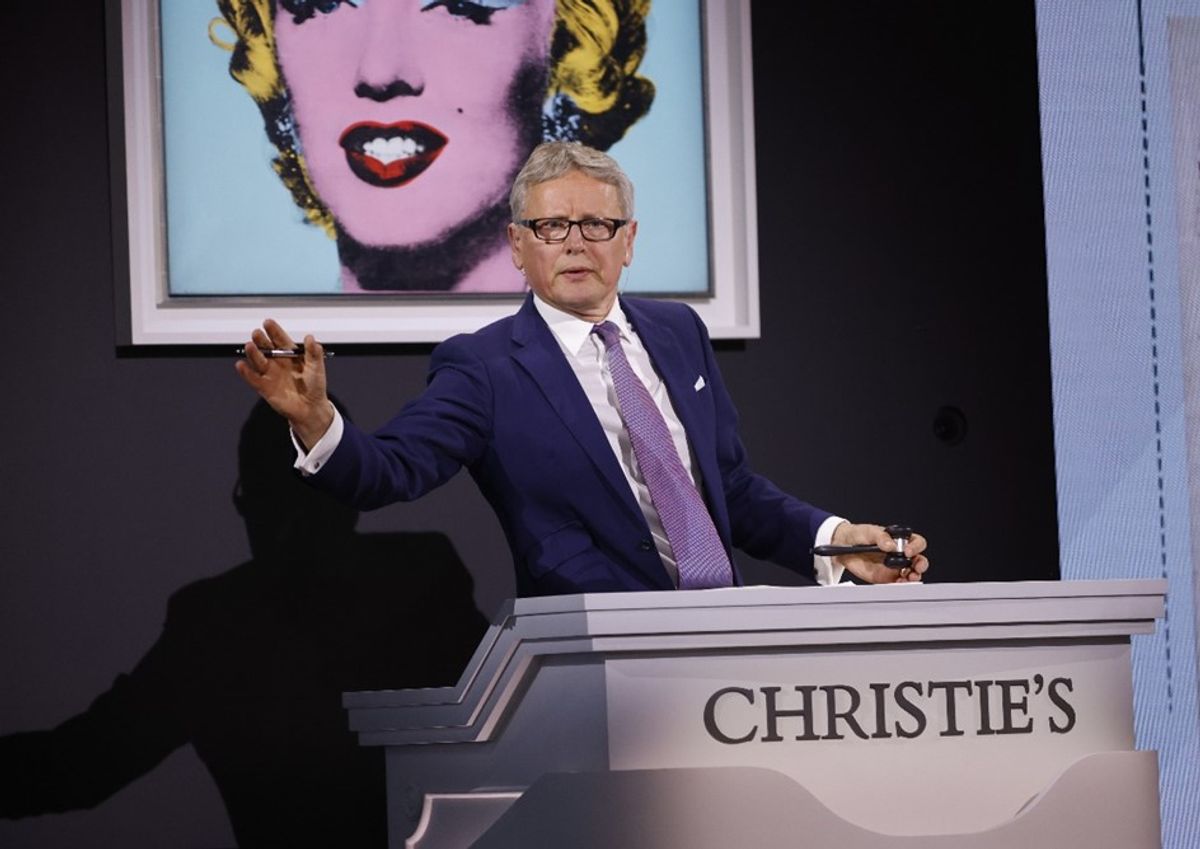 Jussi Pylkkänen au marteau lors de la vente de Shot Sage Blue Marilyn de Warhol chez Christie’s New York en mai 2022. Courtesy Christie's