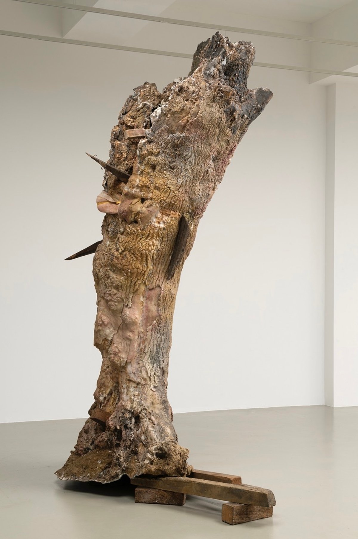 Berlinde De Bruyckere, San Sebastian, 2019–2022, 2022, cire, textile, bois, bronze, fer, époxy. Courtesy l’artiste et Galleria Continua Photo: Mirjam Devriendt