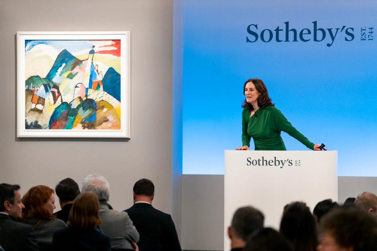 La commissaire-priseur Helena Newman adjugeant le nouveau record pour Kandinsky lors de la vente d'art moderne et contemporain de Sotheby's à Londres, le 1er mars 2023. Courtesy Sotheby's