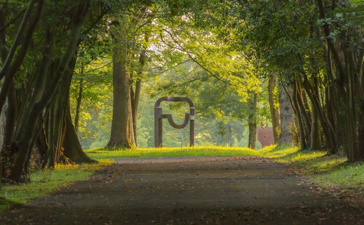Arco de Libertad (1993) d’Eduardo Chillida, dans le parc de Chillida Leku. © Zabalaga Leku, San Sebastián, VEGAP, 2019/Estate of Eduardo Chillida and Hauser & Wirth. Photo : Mikel Chillida