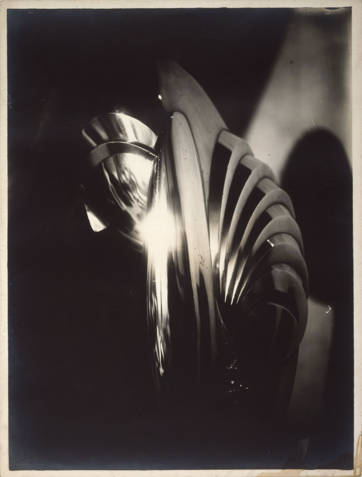 Constantin Brancusi, Mlle Pogany II vue de profil, bronze poli, 1920, épreuve gélatino-argentique, Centre Pompidou, Paris. © Centre Pompidou, MNAM -CCI/Georges Meguerditchian/Dist. GrandPalaisRmn