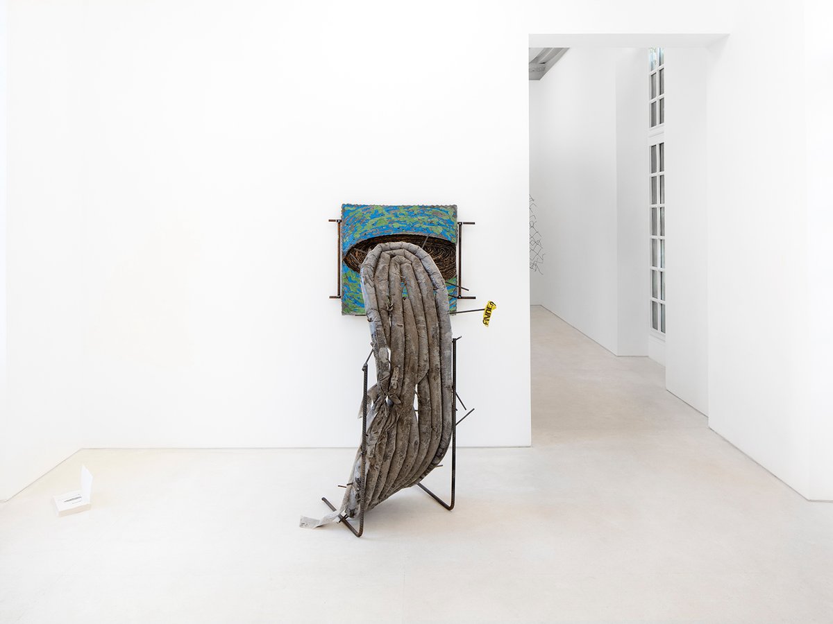 Vue de l’exposition « Michael Dean : Lamp black on sack cloth (love for fucksake) », chez Mendes Wood DM, Paris. Courtesy Mendes Wood DM