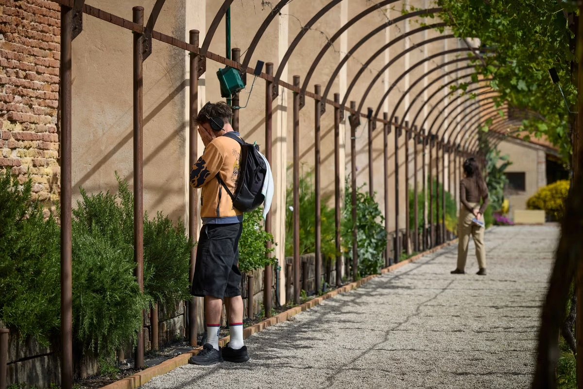 Des visiteurs dans le pavillon du Saint-Siège, intitulé « The Ear is the Eye of the Soul ». Photo David Levene