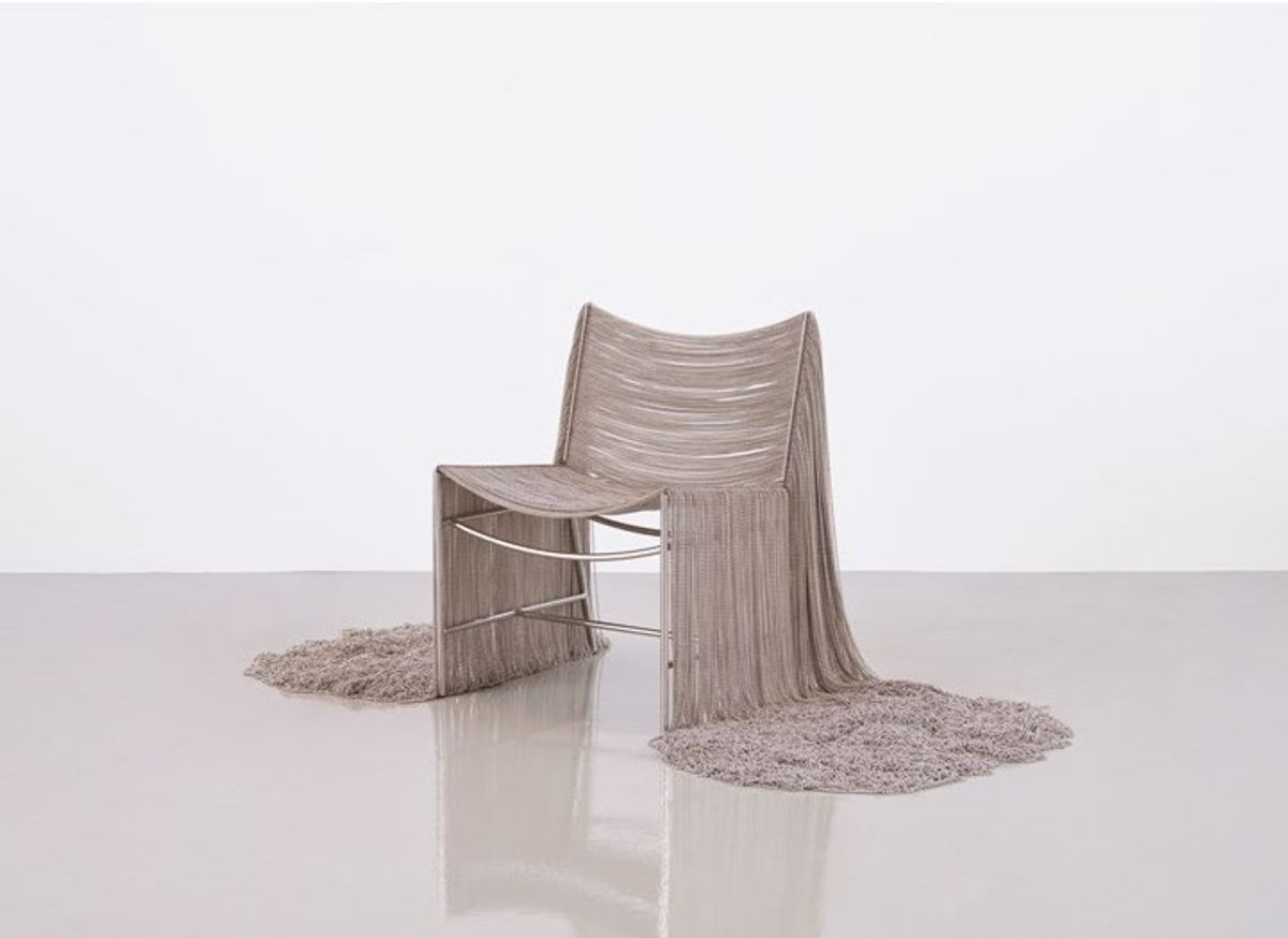 Frida Escobedo, Creek Chair 02, 2023, structure en acier inoxydable et chaîne à billes en nickel. © Galerie Courtesy de Friedman Benda