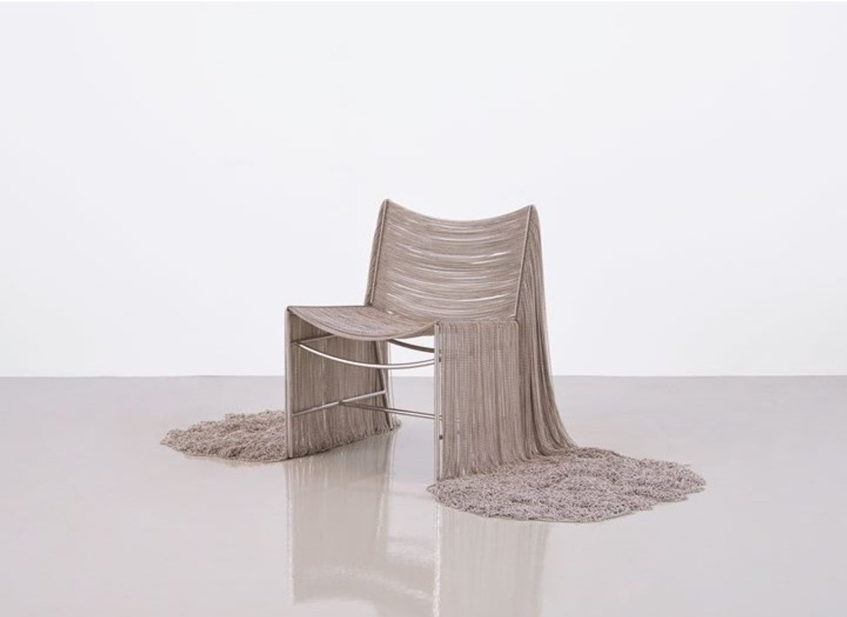 Frida Escobedo, Creek Chair 02, 2023, structure en acier inoxydable et chaîne à billes en nickel. © Galerie Courtesy de Friedman Benda