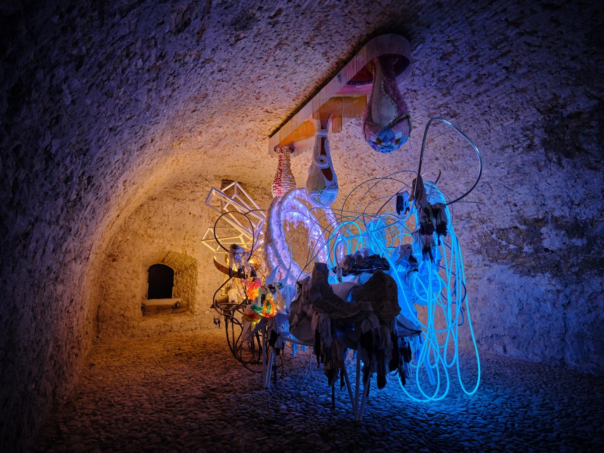 Vue de l'exposition « Arne Quinze et Joana Vasconcelos. L’absurde et le rêve ». Photo : J.-C. Lett