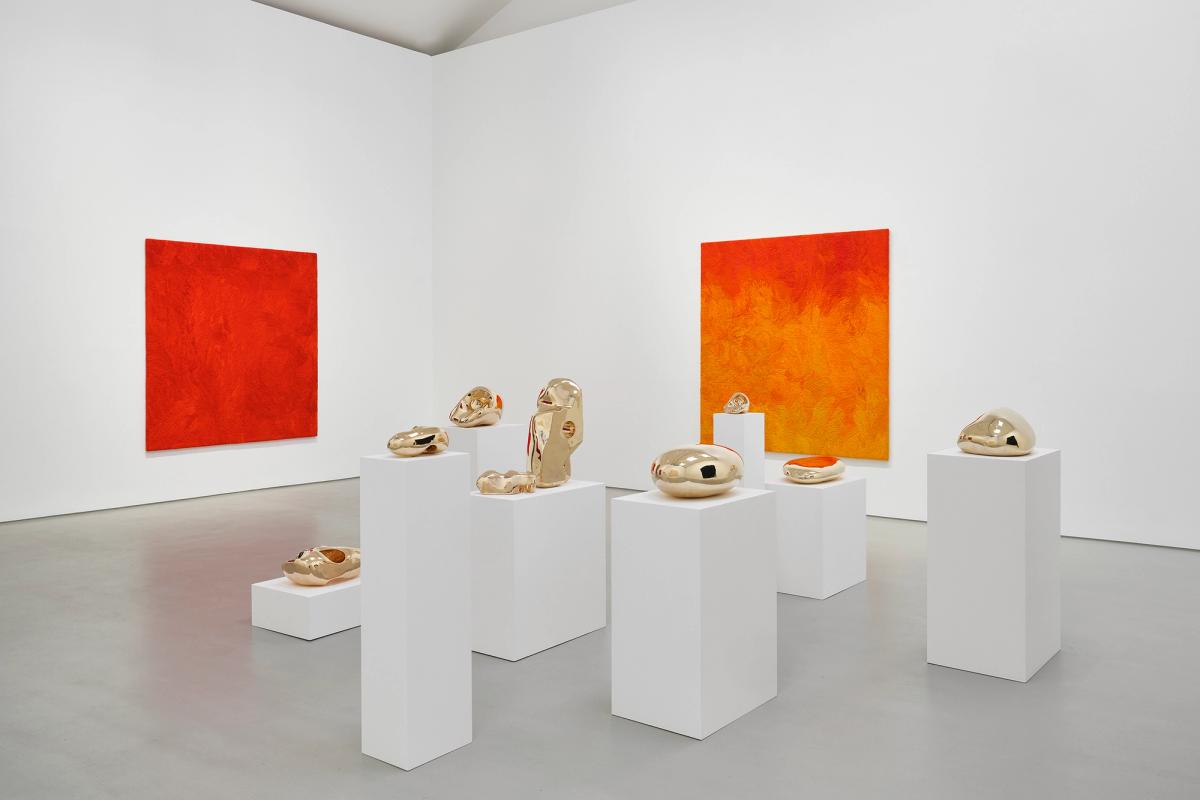 Vue de l’exposition « Sarah Crowner : Tableaux en Laine, Pierres en Bronze » à la Galerie Max Hetzler, Paris. Coutesy de l’artiste et de la Galerie Max Hetzler. Photo : Thomas Lannes