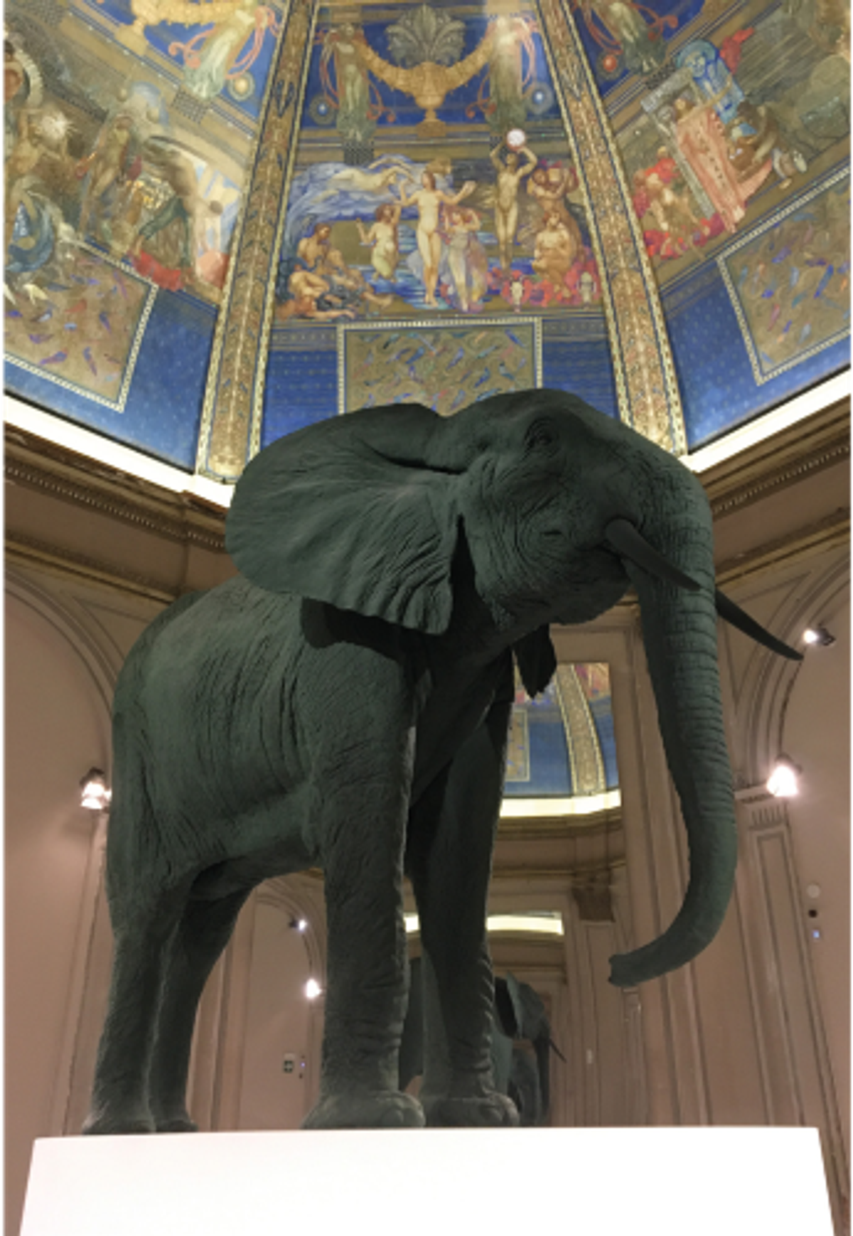 Katharina Fritsch, Elephant, 1987, polyester, bois, peinture.
© Katharina Fritsch, courtesy Matthew Marks Gallery. Photo Stéphane Renault