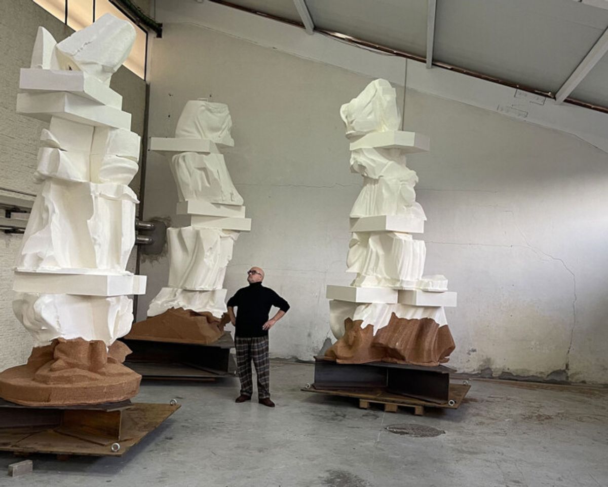 Pedro Cabrita Reis devant sa sculpture monumentale « Les Trois Grâces » pour le Jardin des Tuileries, à Paris. D.R.