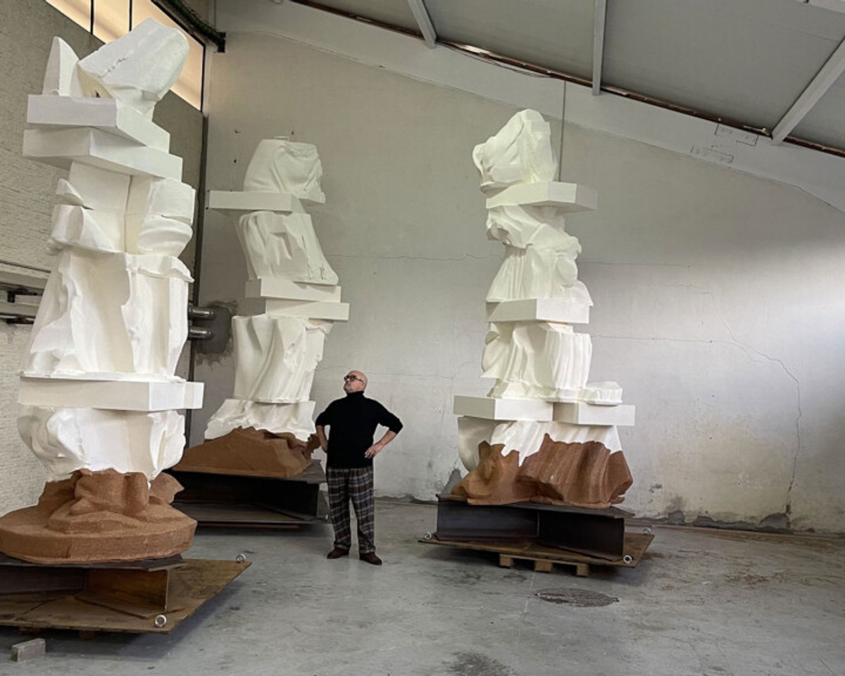 Pedro Cabrita Reis devant sa sculpture monumentale « Les Trois Grâces » pour le Jardin des Tuileries, à Paris. D.R.