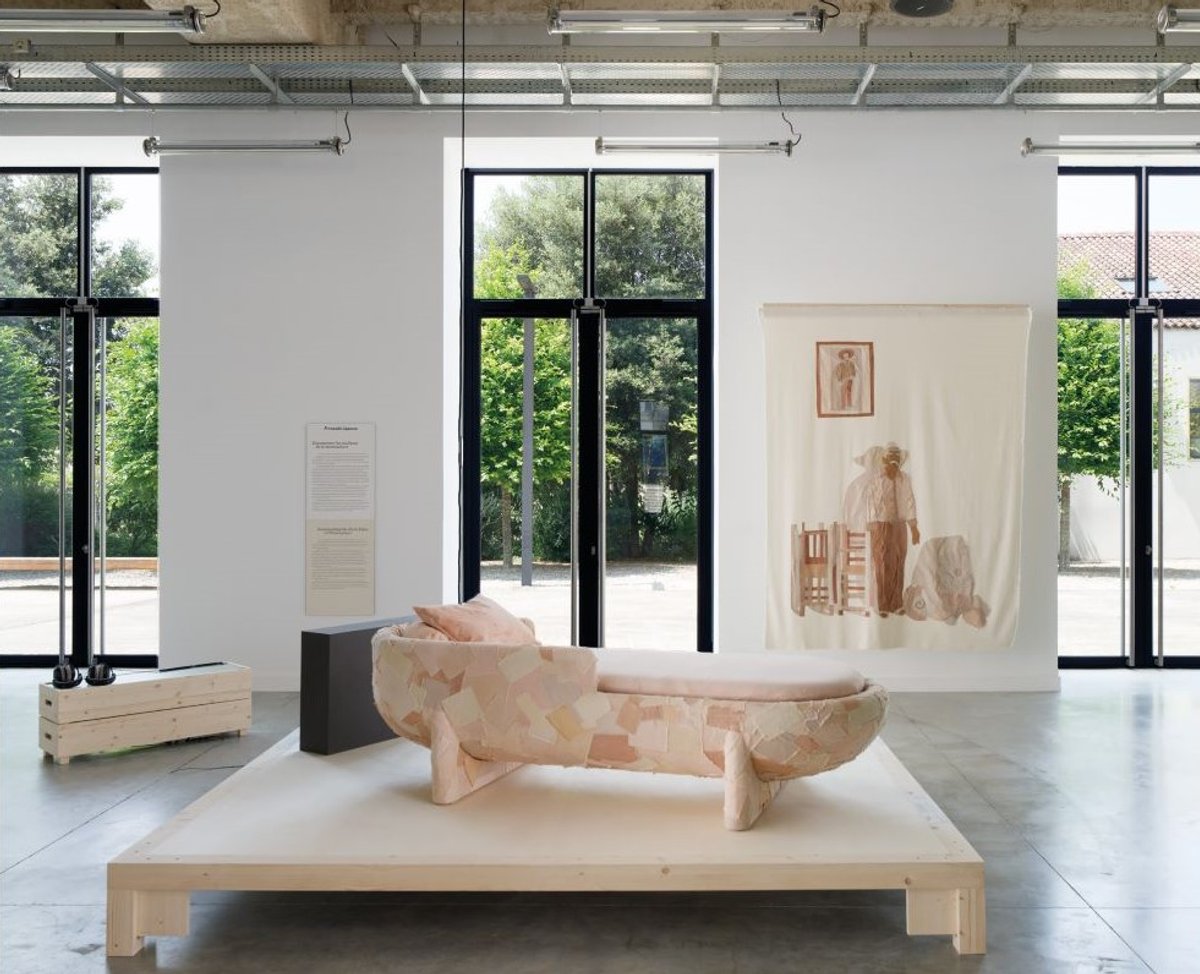 Vue de l’exposition « Memo. Souvenirs du futur » avec, au premier plan et au mur : Fernando Laposse, Resting Place (2023, sofa en contreplaqué rembourré, coton teinté à base d’avocat et clous de tapissier plaqués) et Don Emiliano (2023, tapisserie en coton teinté à base d’avocat), série Conflict Avocados, Cognac, Fondation d’entreprise Martell, 2025. © Fernando Laposse. Courtesy de Friedman Benda et de la Fondation d’entreprise Martell. Photo Pauline Assathiany