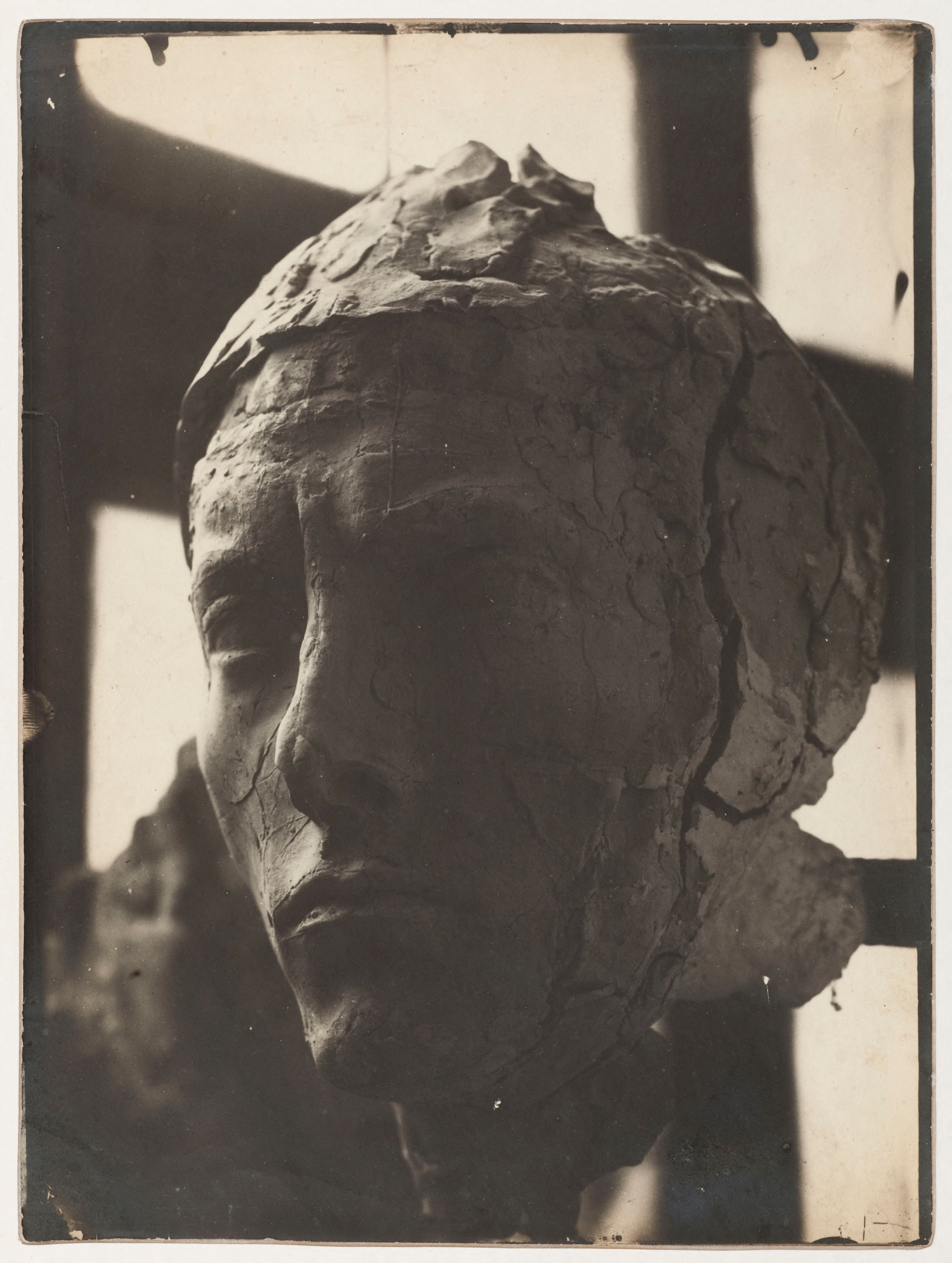 Antoine Bourdelle, Apollon, vers 1900-1902, tête en terre craquelée, épreuve au gélatino-bromure d’argent, musée Bourdelle, Paris.

© Paris Musées / musée Bourdelle