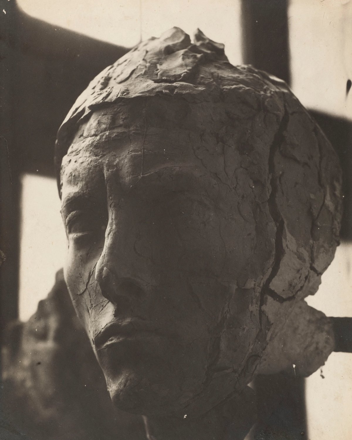 Antoine Bourdelle, Apollon, vers 1900-1902, tête en terre craquelée, épreuve au gélatino-bromure d’argent, musée Bourdelle, Paris.
© Paris Musées / musée Bourdelle