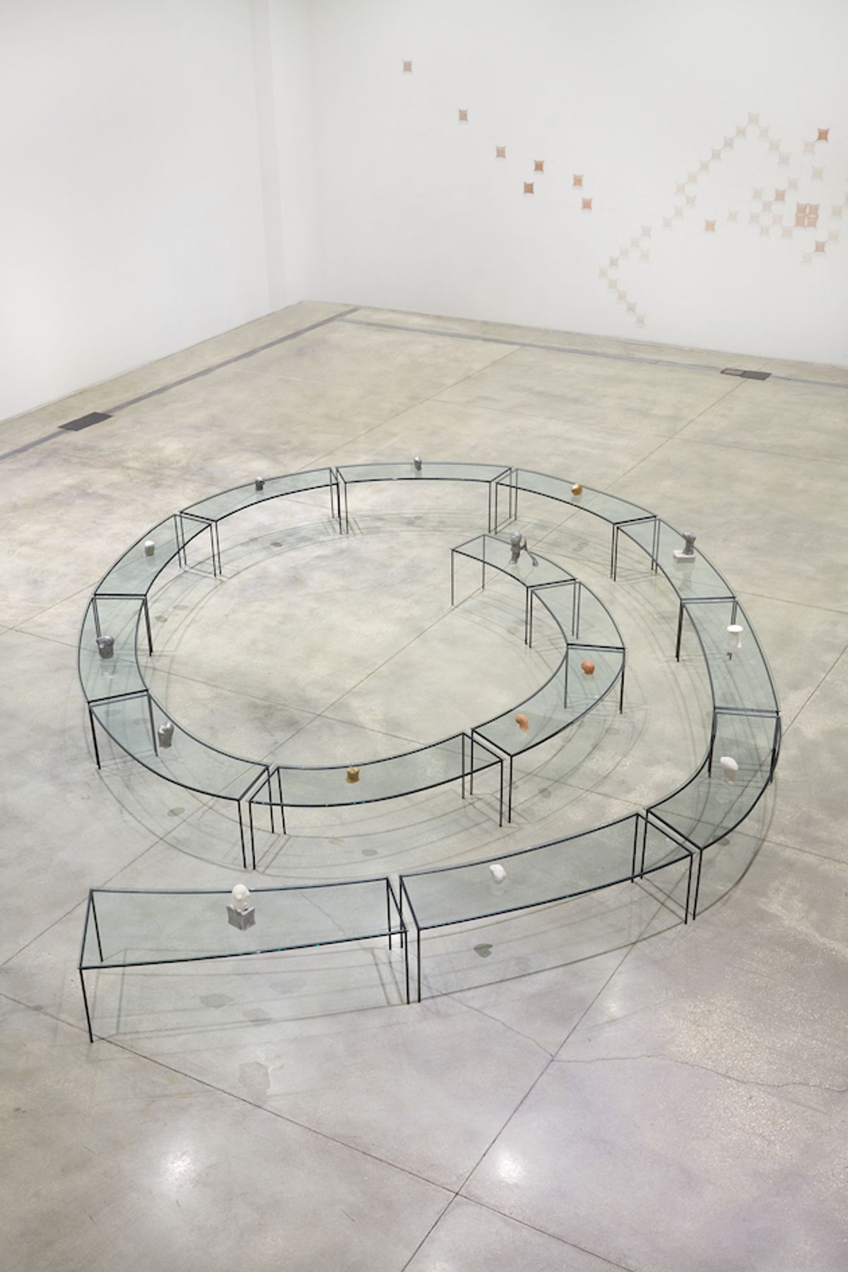 Marisa et Mario Merz, Senza titolo, 2002, structure métallique, verre, argile crue, bronze, aluminium, paraffine, pigments, 750 x 780 x 100 cm. © Collezione Merz. Photo : Simon d’Exéa