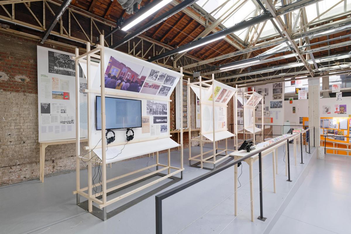 Vue de l’exposition « Passé Inquiet : Musées, Exil et Solidarité », Palais de Tokyo, Paris, 16.02-30.06.2024. Crédit photo : Aurélien Mole