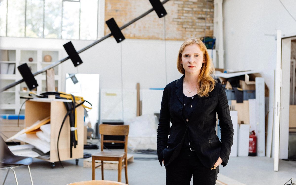 Alicja Kwade dans son atelier, à Berlin. Photo Nora Heinisch