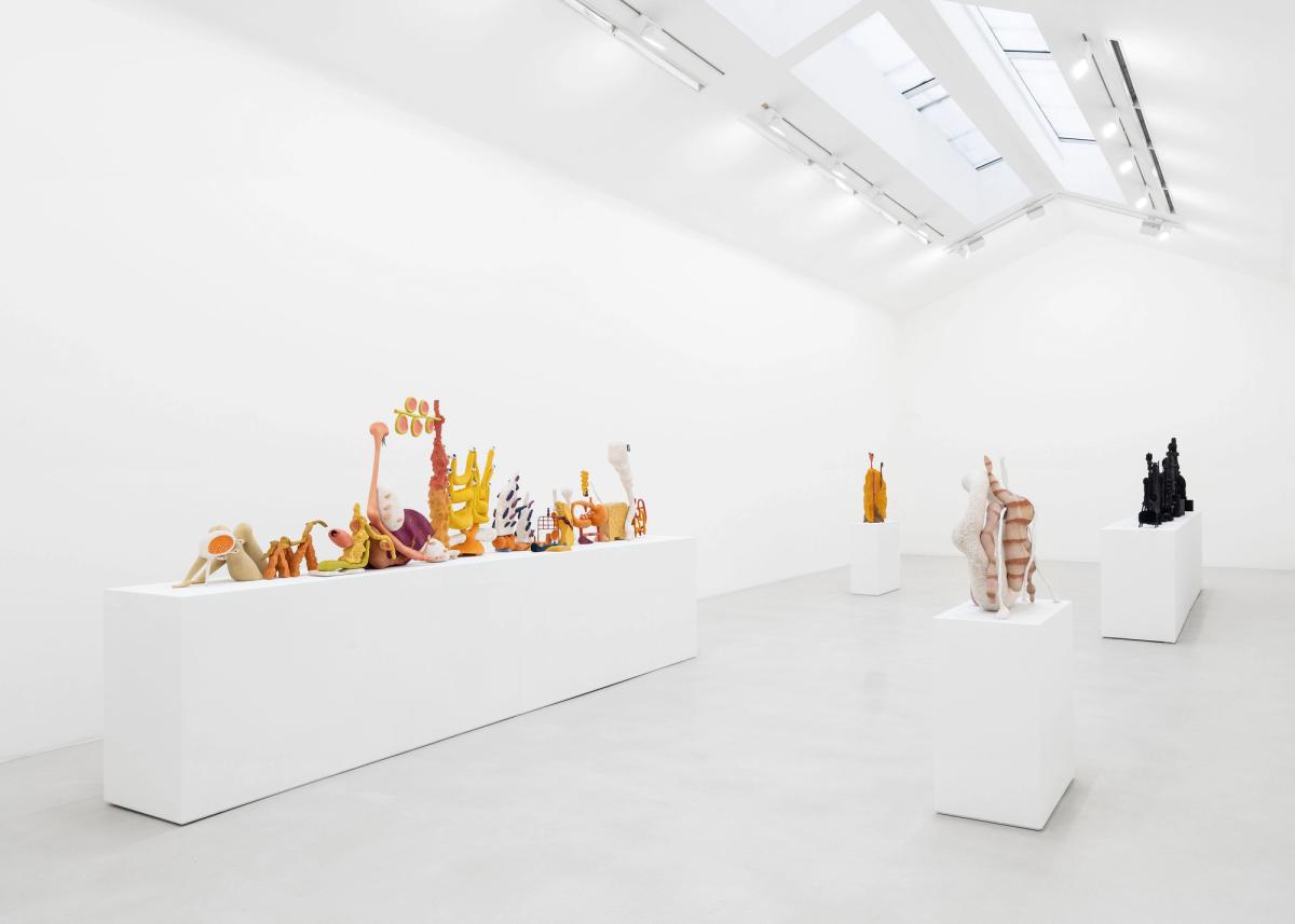 Vue de l’exposition « Matthew Ronay : Thirteen Forms », chez Perrotin, Paris. Photo Claire Dorn. Courtesy de l’artiste et Perrotin