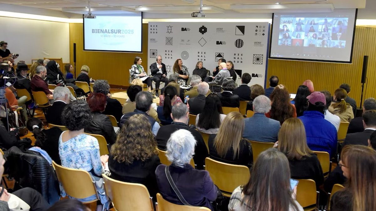Cérémonie de lancement de la Bienalsur 2025 au siège de l’Université nationale de Tres de Febrero (UNTREF) à Buenos Aires, en Argentine, le vendredi 4 avril 2025. Courtesy Bienalsur