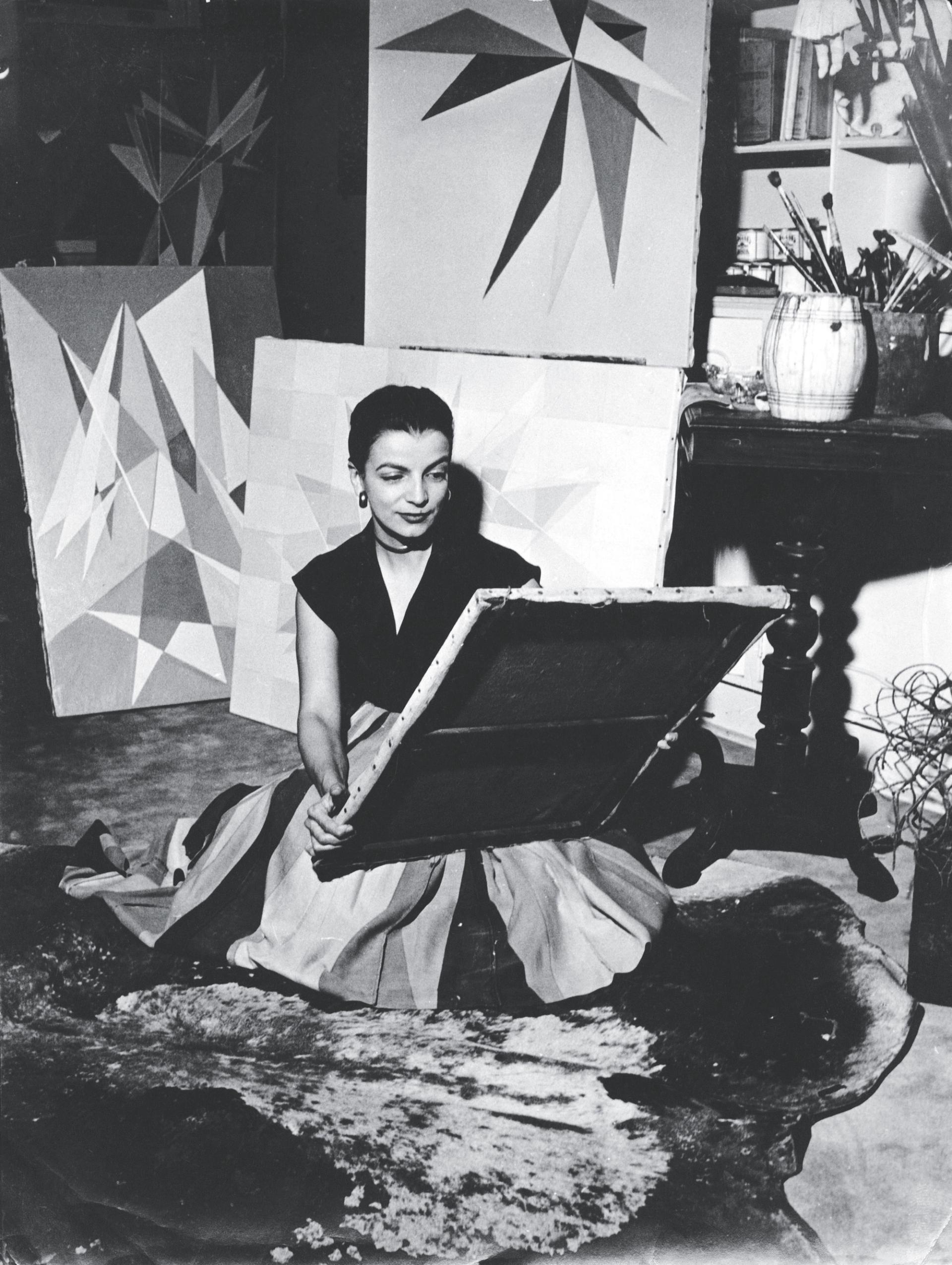 Lygia Clark dans son atelier, à Rio de Janeiro, vers 1950. ©Courtesy of «The World of Lygia Clark» Cultural Association