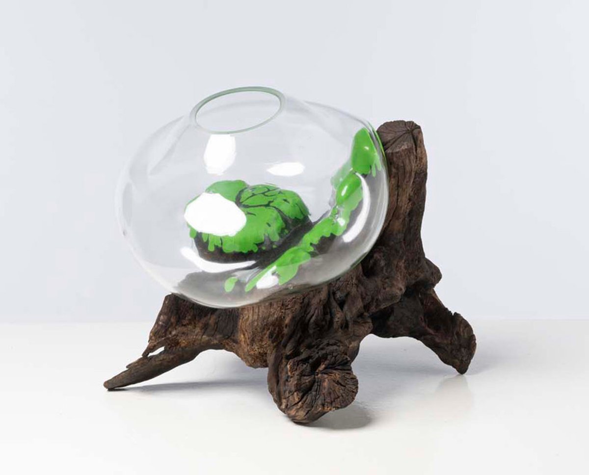 Matali Crasset. Vase, verre soufflé dans la souche et bois, modèle créé en 2013, éditions Granville Gallery, pièce uniqu, 38 x 43 x 33 cm. © Xavier Défaix. Courtesy Piasa