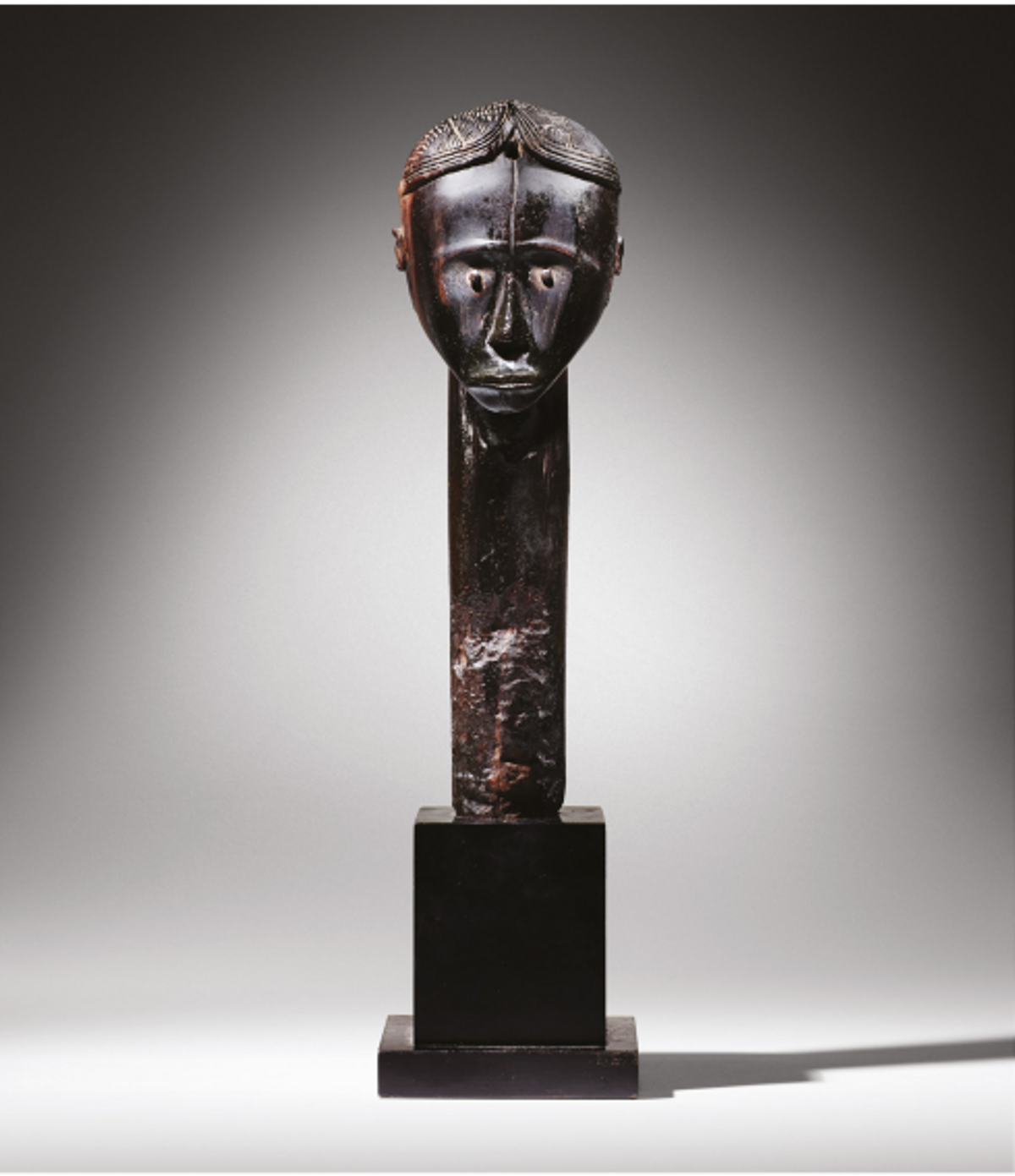 Tête de reliquaire fang, Gabon, est. 4-6 millions d’euros. © Sotheby’s
Selon le spécialiste Pierre Mollfulleda, « Hélène Leloup ne s’est jamais séparée de cette icône de l’art africain, alors qu’elle aurait pu la vendre des centaines de fois. Elle a en effet appartenu à la célèbre collectionneuse Helena Rubinstein. Elle reflète bien le goût d’Hélène Leloup pour les pièces fortes, expressionnistes. »