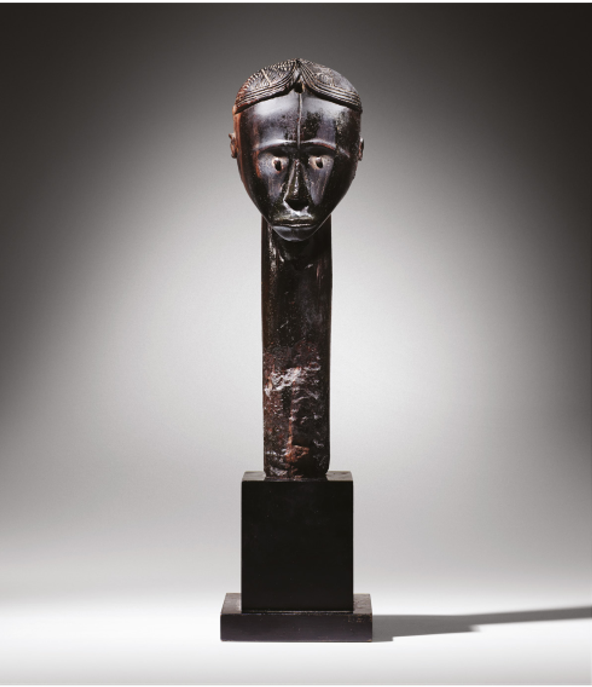 Tête de reliquaire fang, Gabon, est. 4-6 millions d’euros. © Sotheby’s
Selon le spécialiste Pierre Mollfulleda, « Hélène Leloup ne s’est jamais séparée de cette icône de l’art africain, alors qu’elle aurait pu la vendre des centaines de fois. Elle a en effet appartenu à la célèbre collectionneuse Helena Rubinstein. Elle reflète bien le goût d’Hélène Leloup pour les pièces fortes, expressionnistes. »