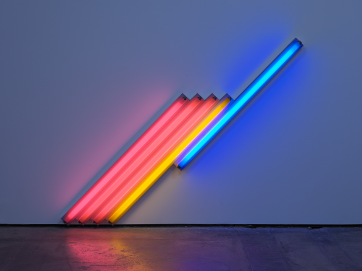 Dan Flavin, Untitled (for Fredericka and Ian) 3, 1987, néons jaune, rose et bleu. Courtesy de Cardi Gallery. Photo Carlo Vannini