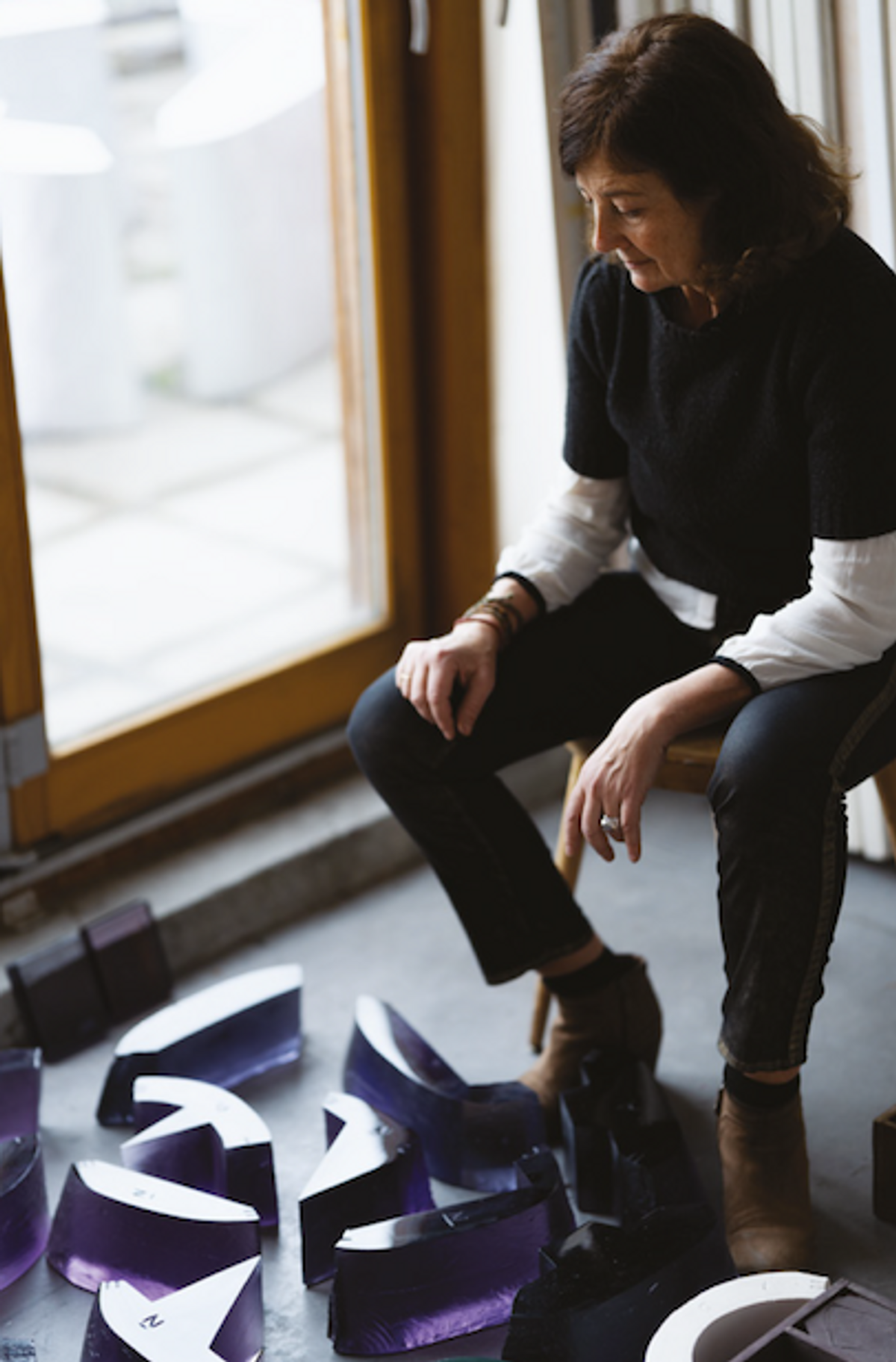 Agnès Thurnauer dans son atelier devant River Tongue en cours de réalisation, décembre 2021. © Olivier Allard