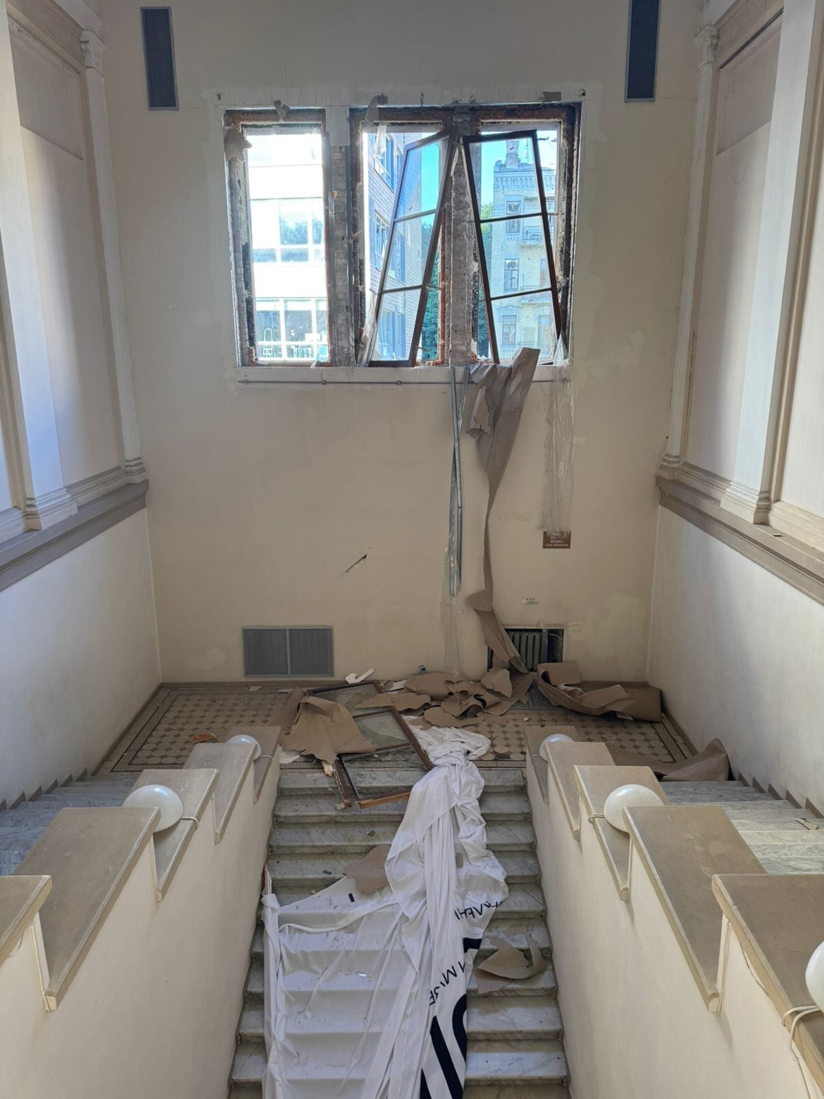 Dommages subis par le musée national d’art de Kiev à la suite du bombardement russe. Photo : Ministère de la Culture de l’Ukraine