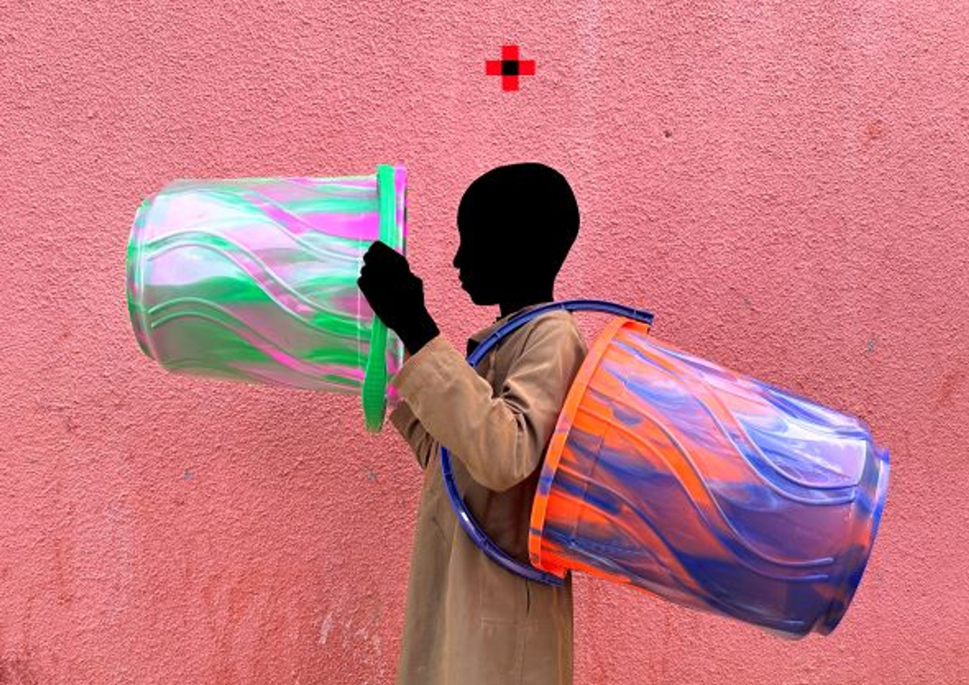 Saïdou Dicko, Terre, Mes sacs Ouaga-Paris, 2022, photographie peinte. 

© Saïdou Dicko. Courtesy de la galerie Afikaris