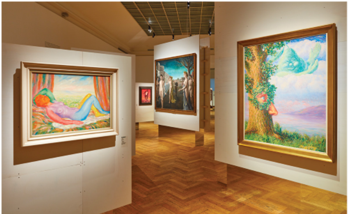 Vue d’exposition « Histoire de ne pas rire. Le surréalisme en Belgique », Bruxelles, Bozar, 2024. De gauche à droite : René Magritte, La Moisson, 1943, huile sur toile ; Paul Delvaux, L’Aube sur la ville, 1940, huile sur toile ; René Magritte, Alice au pays des merveilles, 1946, huile sur toile. Courtesy des Musées royaux des Beaux-Arts de Belgique, Bruxelle ; de Belfius Art Collection, Bruxelles ; de la Collection Banque CPH, Bruxelles ; et de Bozar, Bruxelles. Photo We Document Art