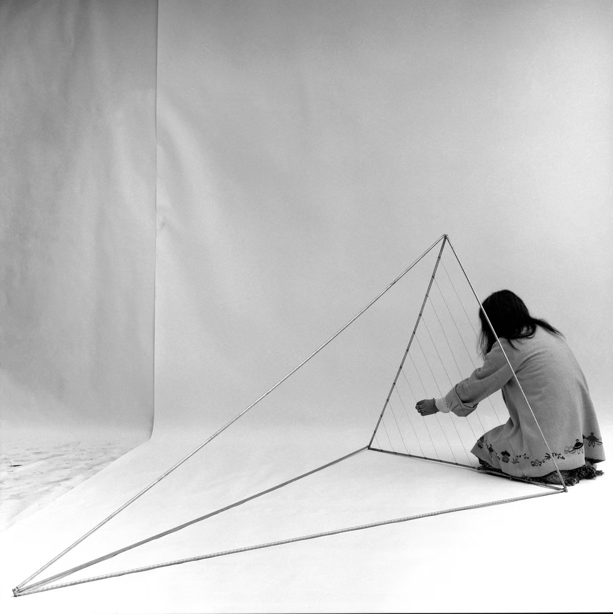 Marisa Merz installant Harp (1967-1968) à Turin, en 1973. Photo Paolo Pellion. Courtesy Eredi/Heirs Paolo Pellion di Persano, Turin