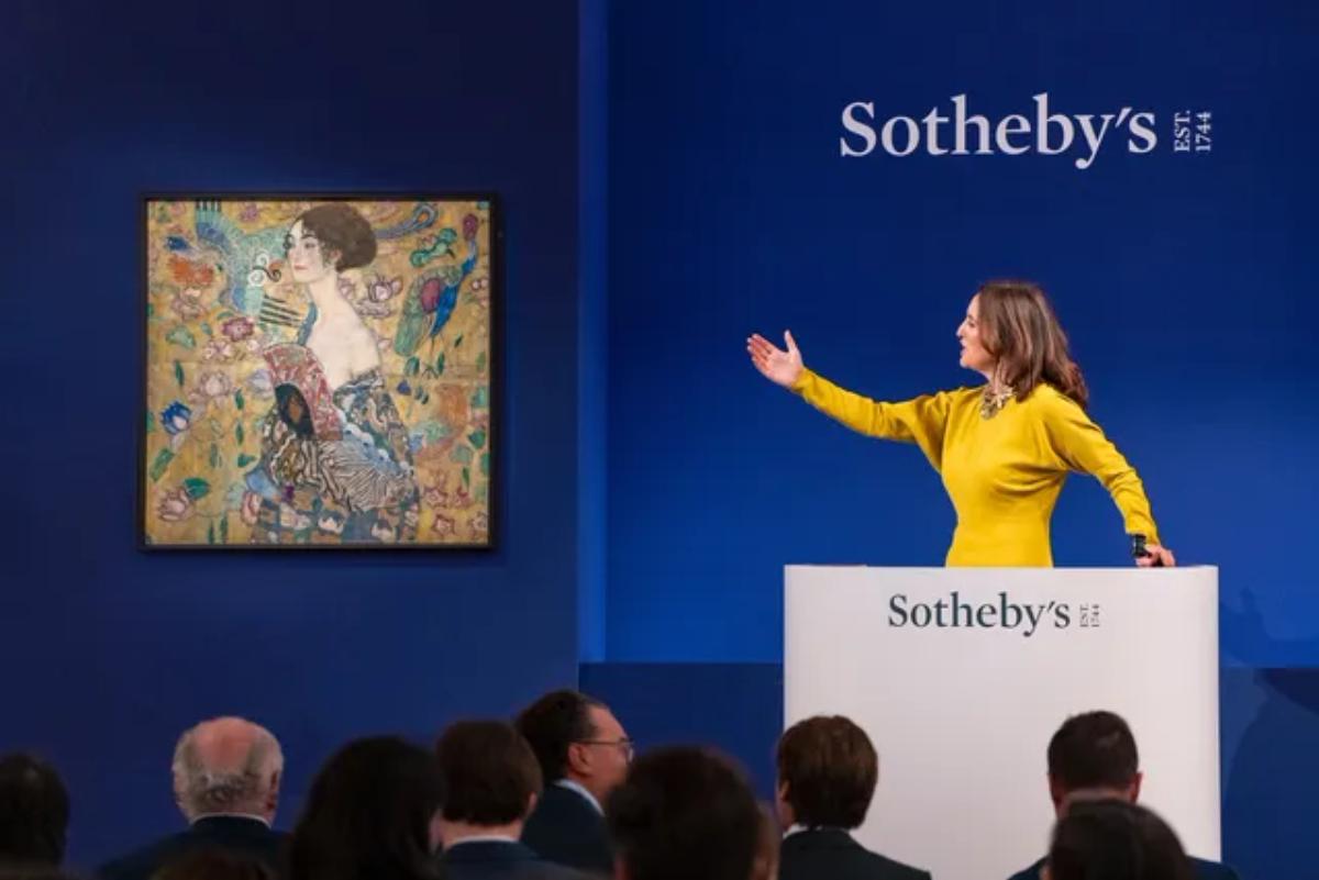 Helena Newman, présidente Europe de Sotheby's, adjugeant Dame à l'éventail de Klimt. Photo : Haydon Perrior. Courtesy of Sotheby's