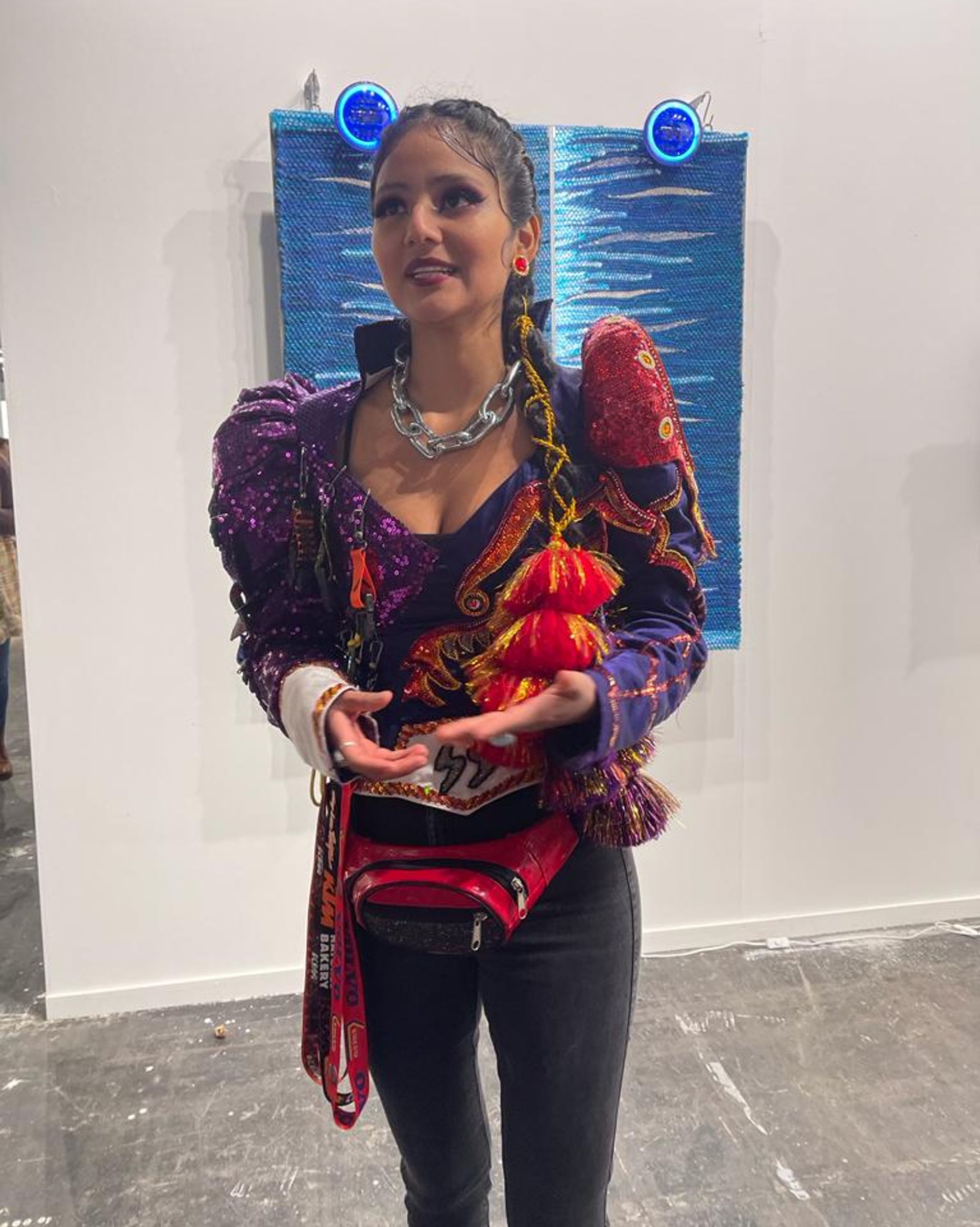 Kenia Almaraz Murillo devant l'une de ses œuvres sur le stand de la galerie Anne-Sarah Bénichou à la foire ARCOmadrid. D.R.