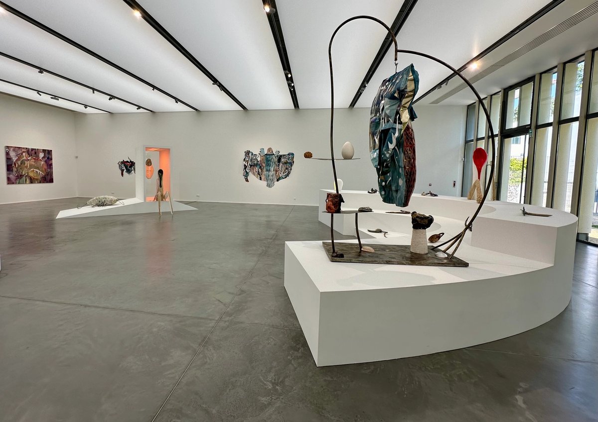 Vue de la 9e Biennale d'Anglet, site de la Galerie Pompidou, avec les œuvres d'Io Burgard, Mathilde Denize et Chloé Royer. Photo : Philippe Régnier