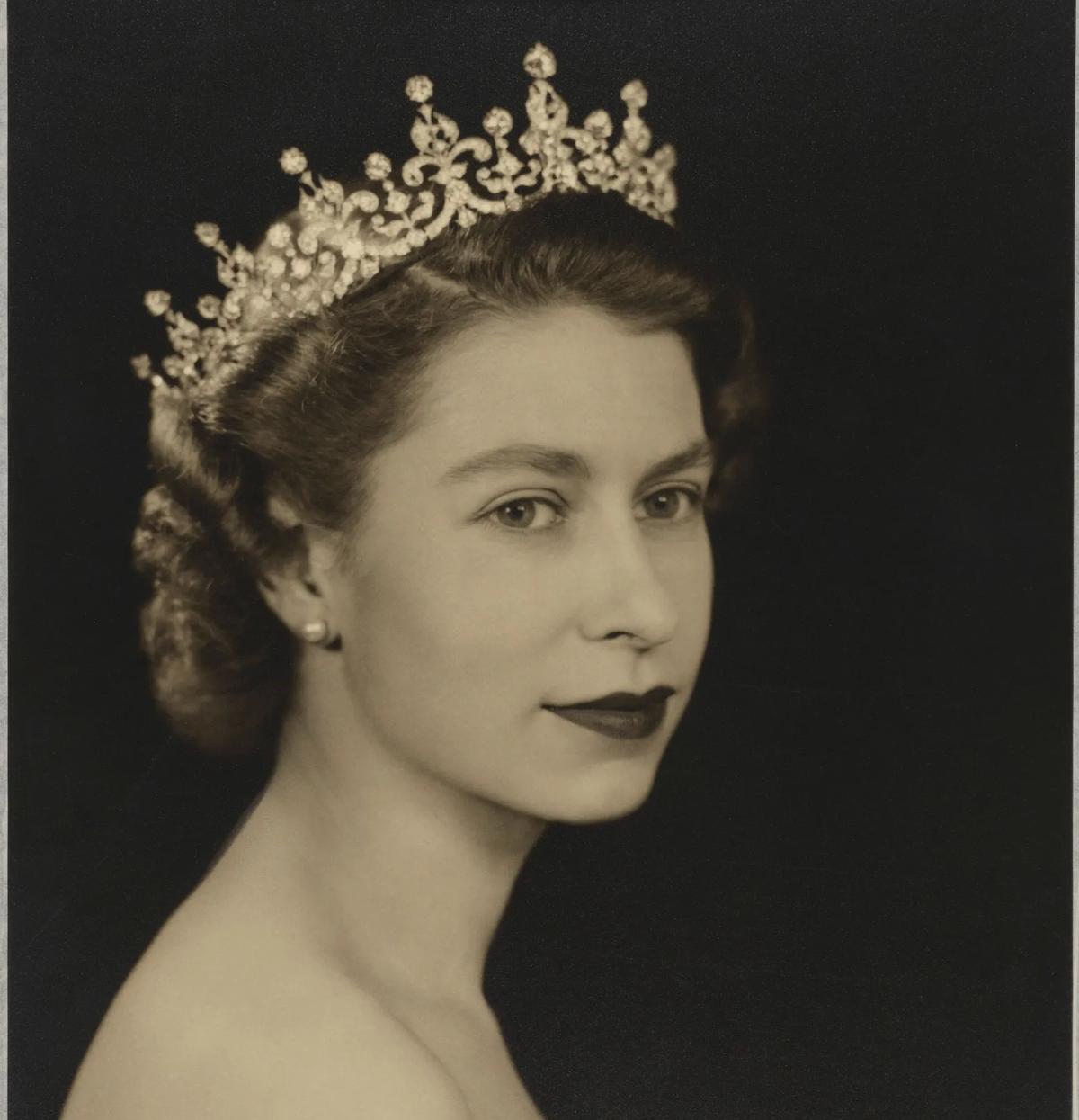 La reine Élisabeth II par Dorothy Wilding, 26 février 1952. © National Portrait Gallery, London