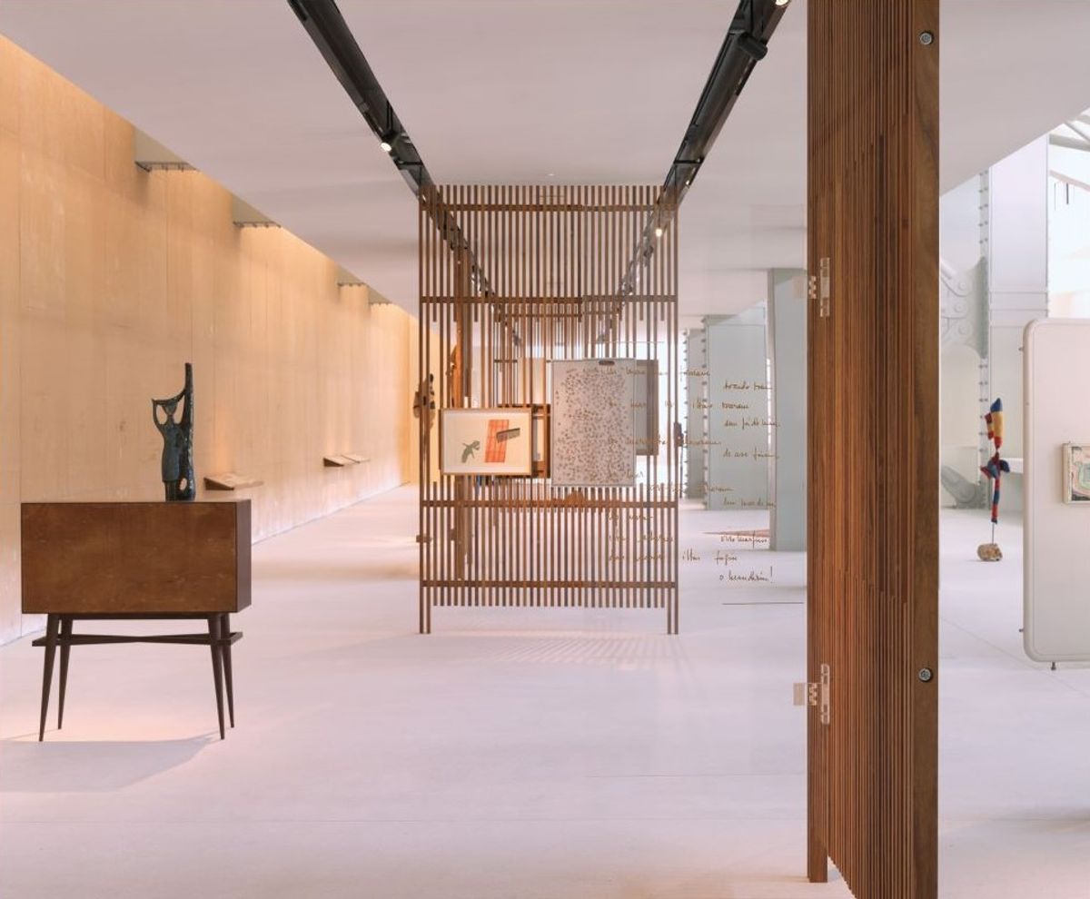 Vue de l’exposition « Leonor Antunes, the constant inequality of leonor’s days* », au CAM – Centro de Arte Moderna, Lisbonne, 2024-2025.
© Photo Nick Ash