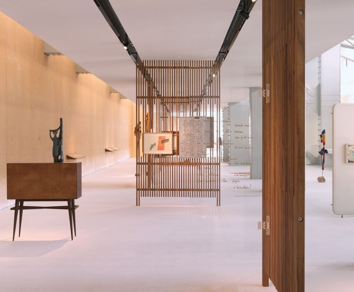 Vue de l’exposition « Leonor Antunes, the constant inequality of leonor’s days* », au CAM – Centro de Arte Moderna, Lisbonne, 2024-2025.
© Photo Nick Ash