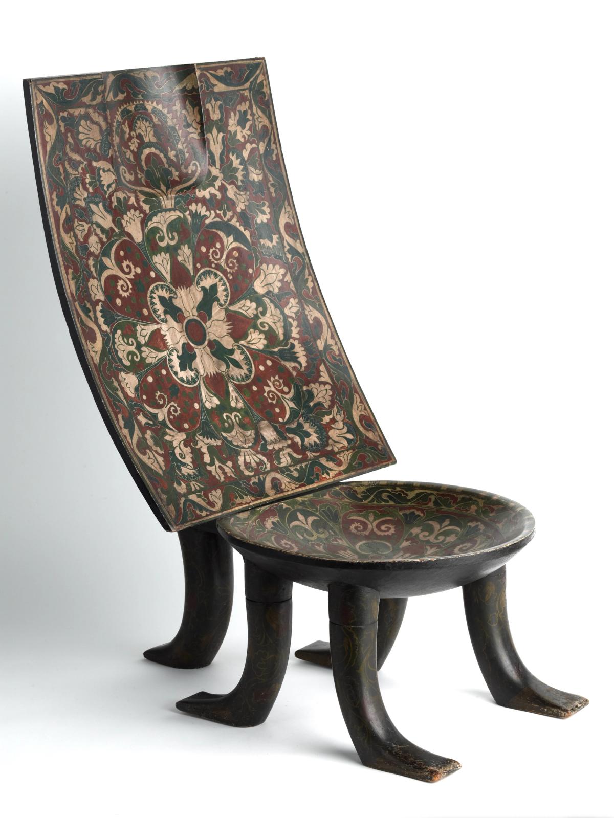 Siège d’apparat, Fin du 19e siècle, Kenya, île de Lamu, Bois. © musée des Confluences – Pierre-Olivier Deschamps/Agence VU'