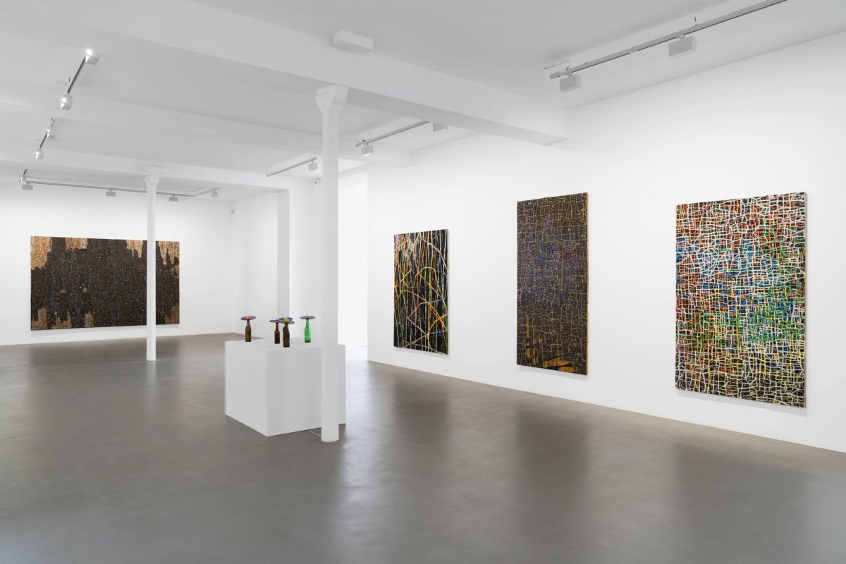 Vue de l’exposition « Udomsak Krisanamis : Toi et moi » à la Galerie Chantal Crousel. Courtesy de l’artiste et de la Galerie Chantal Crousel. Photo : Jiayun Deng – Galerie Chantal Crousel