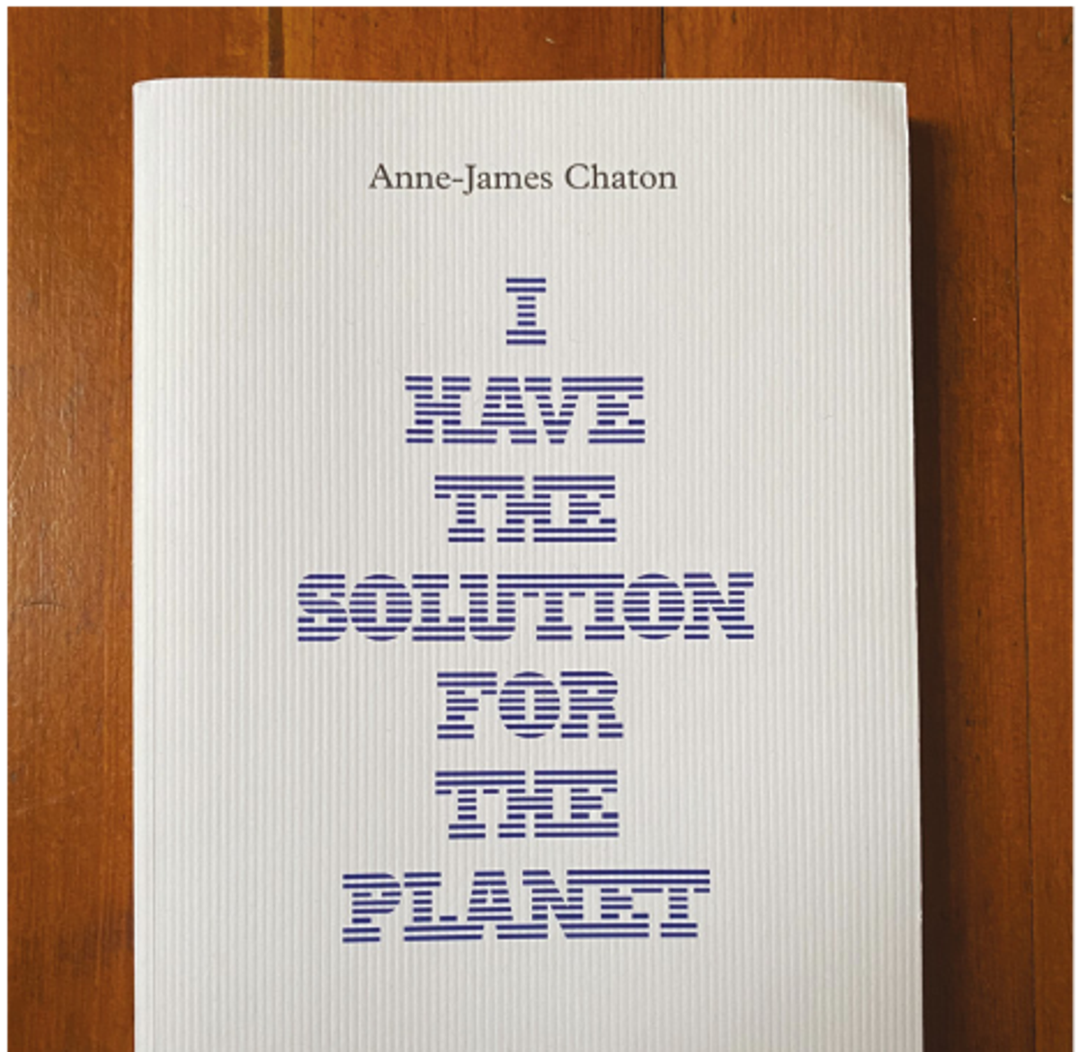 Anne-James Chaton. I have the solution for the planet, textes en français et en anglais de Frédéric Boyer, Emmanuel Tibloux, Jo Melvin et Carsten Nicolai, Paris, Daisy, 2022, 244 pages, 30 euros.