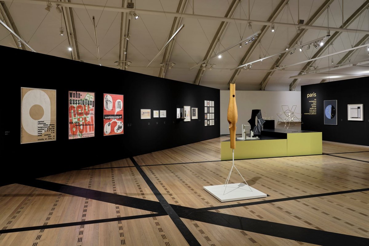 Vue de l’exposition « Max Bill Global », section consacrée à la décennie 1930 avec, au centre, la sculpture Plastique long de Max Bill. Courtesy Zentrum Paul Klee, D.R.