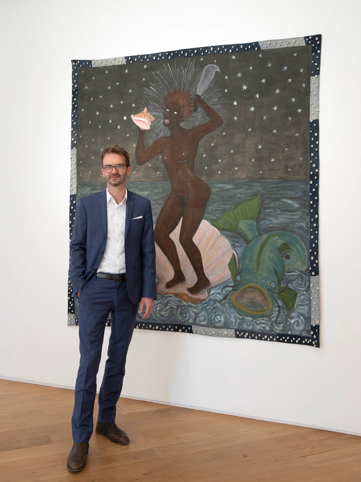 Tristan van der Stegen devant l'oeuvre d'Alison Saar, Rebirth of the Sable Venus, 2025 © Fabrice Gibert - Galerie Lelong 2025