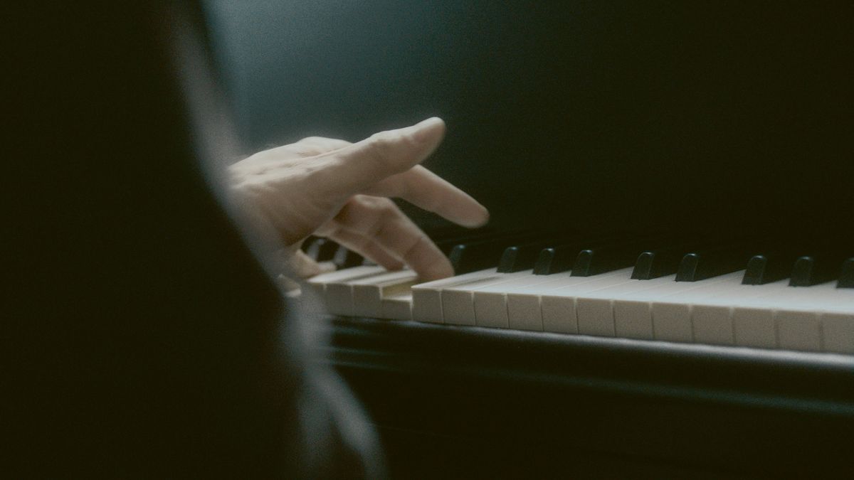 Anri Sala, Ravel Ravel Interval, 2017, projection vidéo HD 2 canaux sur deux écrans transparents et installation sonore 14 canaux, couleur, 20:45 min. Courtesy de l’artiste. Courtesy Galerie Chantal Crousel, Paris ; Marian Goodman Gallery, New York ; Hauser & Wirth, Zurich/London. © 2023, ProLitteris, Zurich