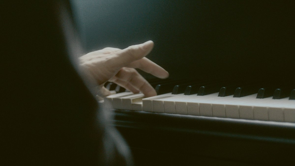 Anri Sala, Ravel Ravel Interval, 2017, projection vidéo HD 2 canaux sur deux écrans transparents et installation sonore 14 canaux, couleur, 20:45 min. Courtesy de l’artiste. Courtesy Galerie Chantal Crousel, Paris ; Marian Goodman Gallery, New York ; Hauser & Wirth, Zurich/London. © 2023, ProLitteris, Zurich