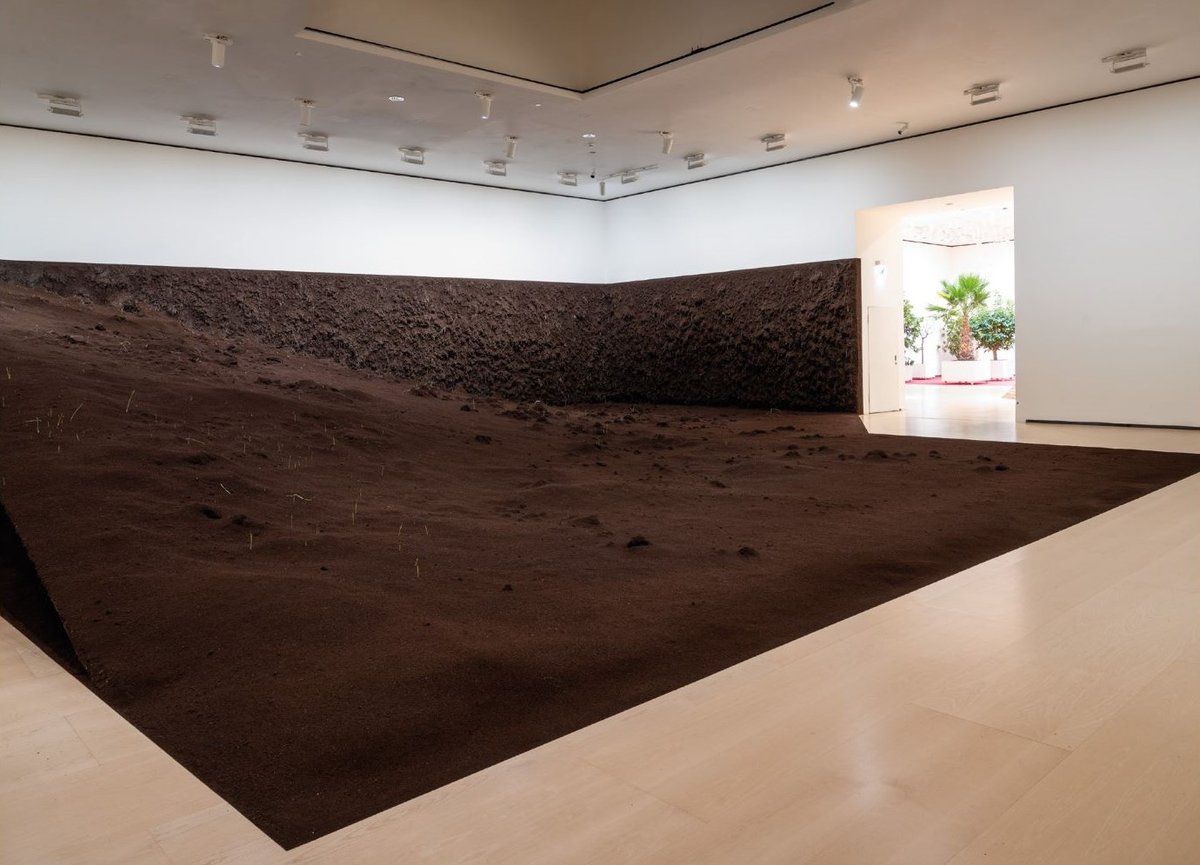 Delcy Morelos, Sorgin, 2025, installation in situ, bois, terre, argile, foin, cannelle et clous de girofle, Guggenheim Bilbao, Espagne. Courtesy du Guggenheim Bilbao