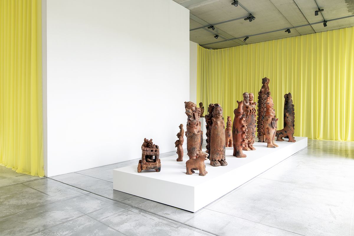 Vue de l’exposition « Seyni Awa Camara - Shaping Spirits » à la galerie Baronian de Bruxelles, rue Isidore Verheyden, 2024. Courtesy de l'artiste et galerie Baronian