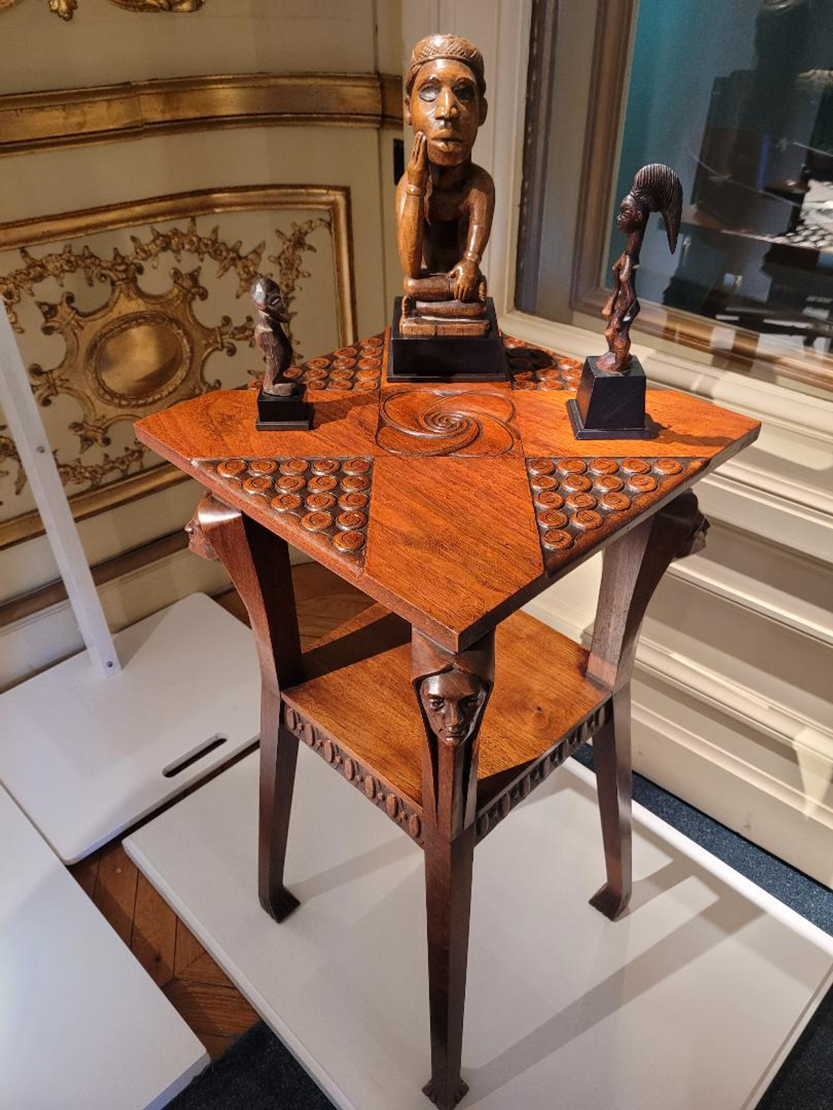 Guéridon non identifié présenté par la galerie Oscar Graf. Photo: A.C.