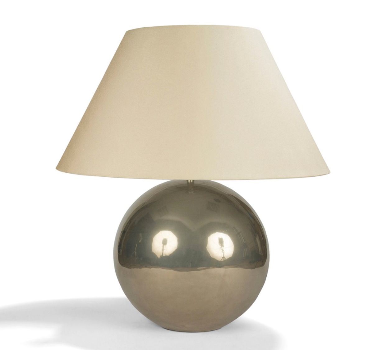 Robert Mallet-Stevens, Lampe à poser au pied sphérique en laiton pour le hall salon, vendue 83 200 euros. Courtesy Drouot / Ader